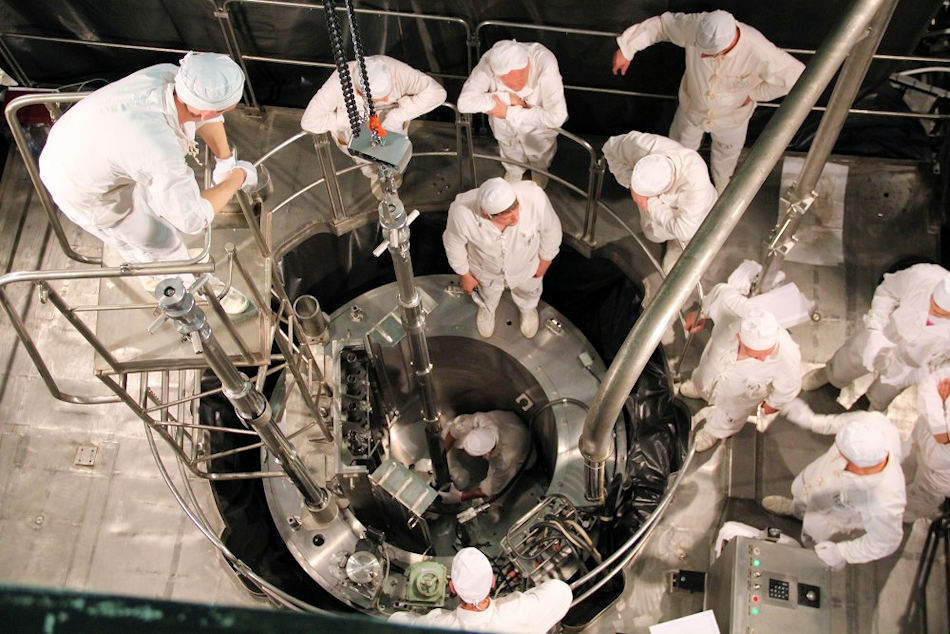 Die Beladung der beiden Reaktoren mit den Uranbrennstäben startete Ende Juli und wurde jetzt mit dem erfolgreichen Start beendet. Der zweite Reaktor auf der anderen Seite soll in den nächsten Wochen gestartet und getestet werden. Bild: Rosatom