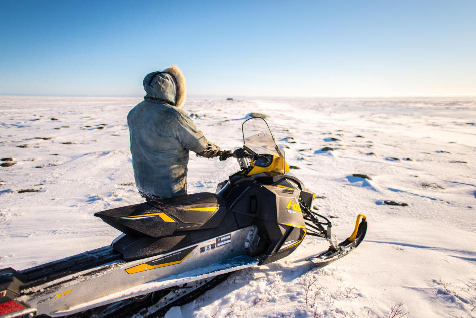 Inuit benutzen häufig Motorschlitten. Die Witterungsverhältnisse, insbesondere die Temperatur, beeinflussen, ob die Maschinen zuverlässig funktionieren und wie die „Fahrbahn“ beschaffen ist. Photo credit: Dylan Clark - McGill University, Canada